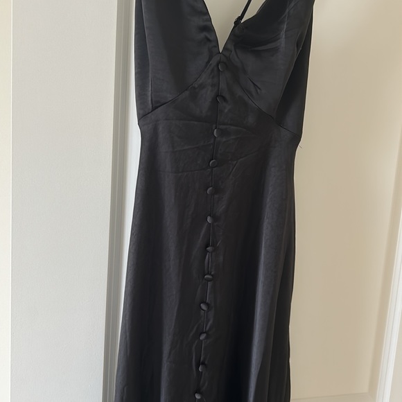 Midi satin dress, never worn! Size medium :) true to size - Picture 2 of 3